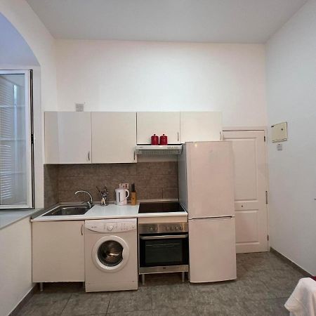 Quirky 1Br Just Off Main Street Prime Location Apartment ยิบรอลตาร์ ภายนอก รูปภาพ