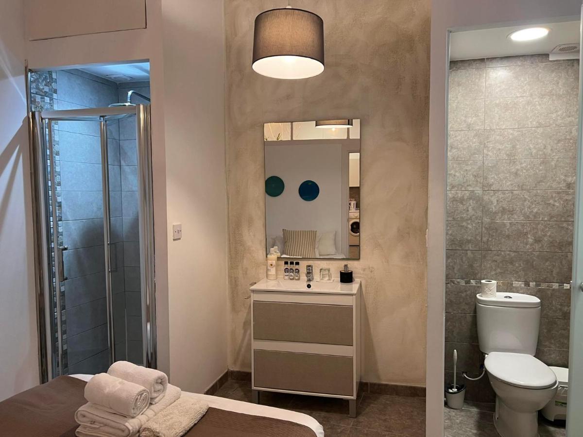 Quirky 1Br Just Off Main Street Prime Location Apartment ยิบรอลตาร์ ภายนอก รูปภาพ